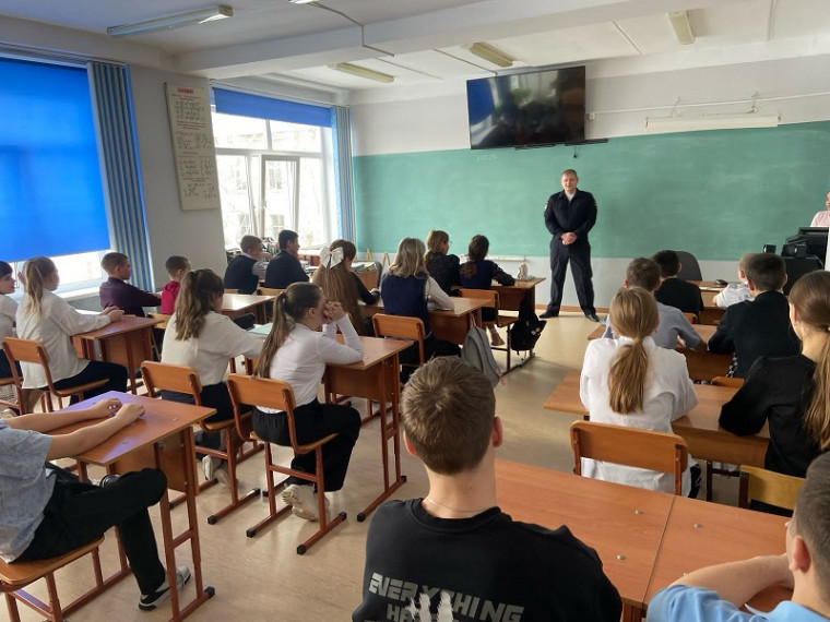 Классный час «Как не стать жертвой вербовки в сети. Интернет. Антитеррористическая безопасность».